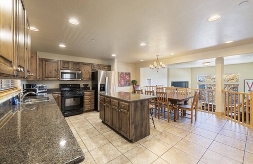 South Snyderville Basin House | Bears Lair: Spacious Townhome w/Private Hot Tub