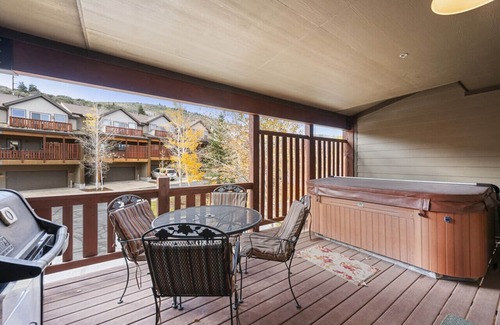 South Snyderville Basin House | Bears Lair: Spacious Townhome w/Private Hot Tub