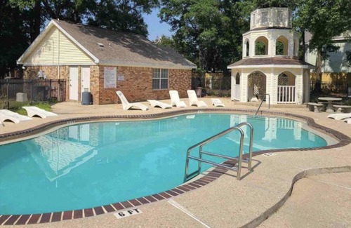 Brent Condo | Beautiful 1 bedroom 1 bath condo in a quiet complex with a pool