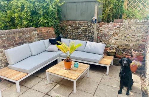 Chichester House | Beautiful 2 bed cottage with wood-burner near town