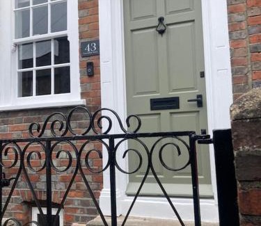Chichester House | Beautiful 2 bed cottage with wood-burner near town