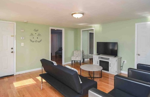 Salem Apartment | Beautiful 2 bedroom apartment close to downtown