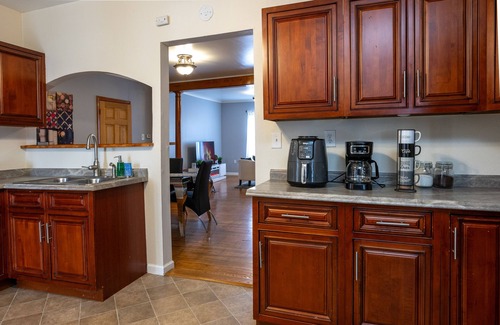 Utica Apartment | Beautiful 2 Bedroom Apt. With fast Wifi & Netflix