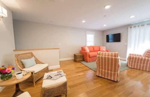 Fifth Ward Condo | Beautiful 2 Bedroom Within Walking Distance of Newport's Finest!