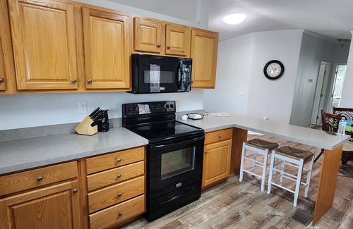Sarasota House | Beautiful 2Bed, 2BA Home, only 7 miles to Siesta Key Beach, 55+ Gated community.