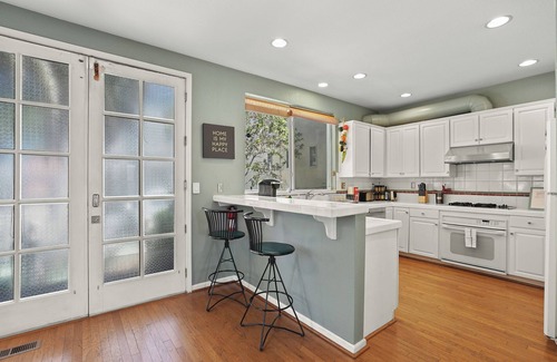 Little Hollywood Apartment | Beautiful 2BR in Silver Terrace
