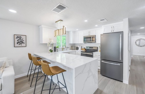 Alta Vista House | Beautiful 3-bedroom house with heated pool and e-bikes near Siesta Key beach