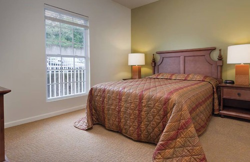 Osage Beach Resort | BEAUTIFUL 3 BEDROOM UNIT ON THE LAKE