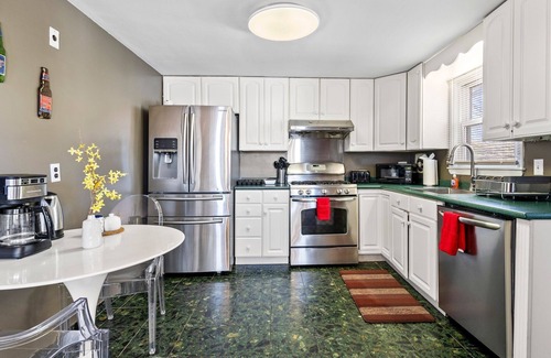 Waltham Apartment | Beautiful 3BD/1BA apartment W Parking 7763