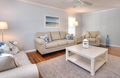 Tranquil Harbour House | Beautiful,3BR/2BA-2 Minute Drive to BEACH-Close to Stores&Restaurants-Sleeps 8