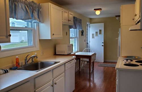 Waterford House | BEAUTIFUL 4 BEDROOM BEACH HOUSE! nCentral AC! 1 Min walk to Private beach!