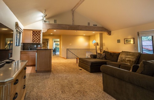 Campanil House | Beautiful 6 Bedroom Estate in Quiet Neighborhood