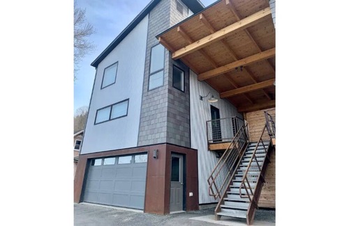 Montpelier House | Beautiful and Bright Modern Home across from the River!