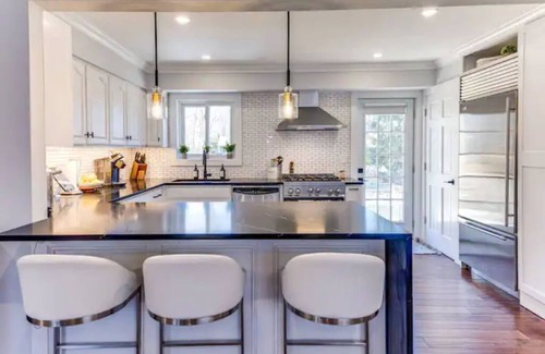 Pantigo Road Historic District House | Beautiful and Modern Springs Home with a pool