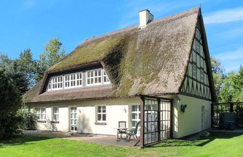 Altenkirchen Villa | Beautiful apartment in villa for 2 guests with WIFI, TV, terrace and pets allowed