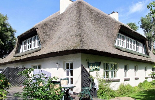 Altenkirchen Villa | Beautiful apartment in villa for 2 guests with WIFI, TV, terrace and pets allowed