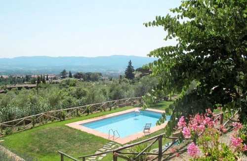 Pian di Sco House | Beautiful apartment in villa for 4 people with WIFI, pool, TV and terrace