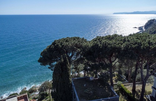 Varazze Apartment | Beautiful apartment for 6 people with A/C, WIFI, hot tub, TV, terrace and pets allowed