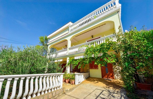 Ribarica Apartment | Beautiful apartment for 6 people with WIFI, A/C, TV and terrace