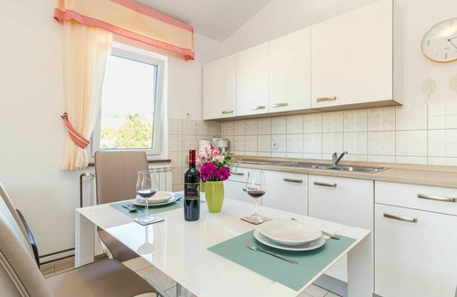 Nova Vas Apartment | Beautiful apartment for 4 people with WIFI, pool, A/C, TV, balcony and pets allowed