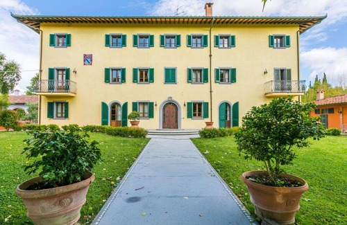 Fucecchio Villa | Beautiful apartment in villa with private pool, A/C, hot tub, WIFI, TV and pets allowed