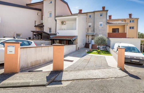 Pula Apartment | Beautiful Apartment in Stinjan With Wifi
