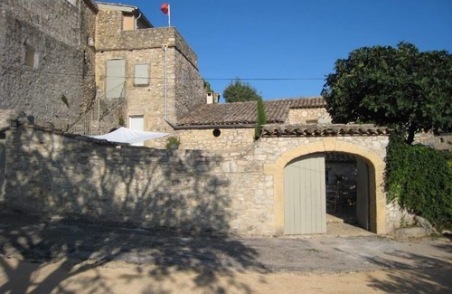 Belvezet House | Beautiful authentic stone village house (19 ° s) in a hamlet 15 ’from Uzès