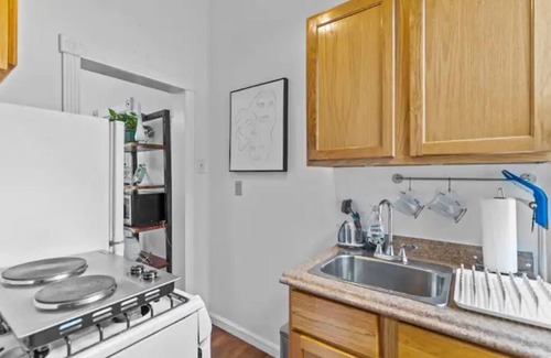 Wilmington Historic District Apartment | Beautiful Balcony one bedroom steps to downtown River Walk !