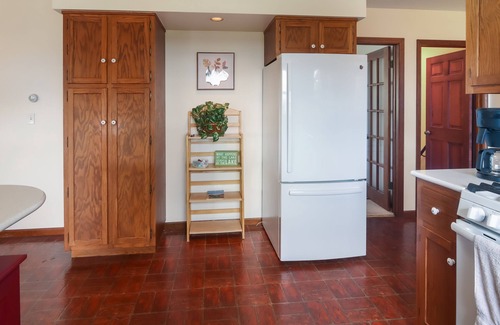 Omena House | Beautiful Bayview 3 bedroom, 3 bath home/walking distance to beach. Sleeps 9.