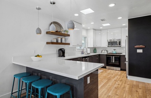 Santa Ana Heights House | Beautiful beach house 1 house from the sand, AC, Parking, Bikes, and Beach Gear!