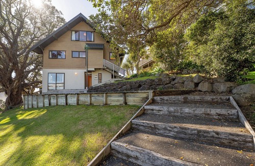 Onemana House | Beautiful Beachfront – Absolute Oceanfront 5BR Timber Home with Stunning Views