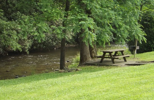 Hartford Cabin | Beautiful Cabin located by the Creek. 15 minutes to White Water Rafting
