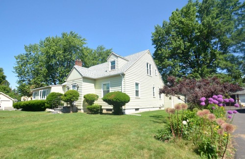 Rochester House | Beautiful Cape in Rochester Suburb 6 minutes to UofR, Airport, Curling Club