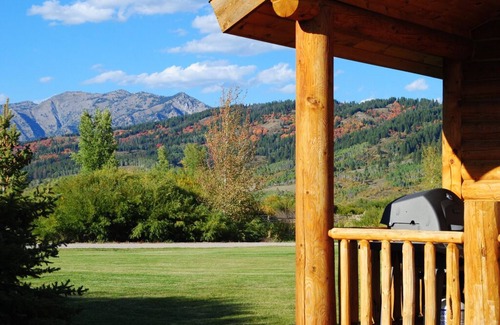 Alpine Cabin | Beautiful Clean Cabin on the Salt River With Hot Tub, Fishing, Horseback Rides
