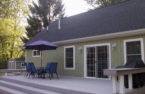 West Wing Estates House | BEAUTIFUL COTTAGE JUST STEPS FROM THE BEACH AND 1.0 MILE FROM DOWNTOWN