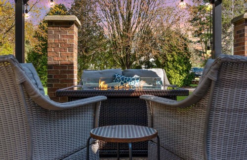 Oostburg House | Beautiful country home (3800 sq ft) on 4 acres with river frontage - 10 beds!