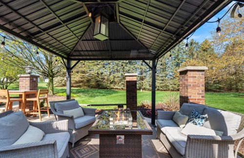 Oostburg House | Beautiful country home (3800 sq ft) on 4 acres with river frontage - 10 beds!