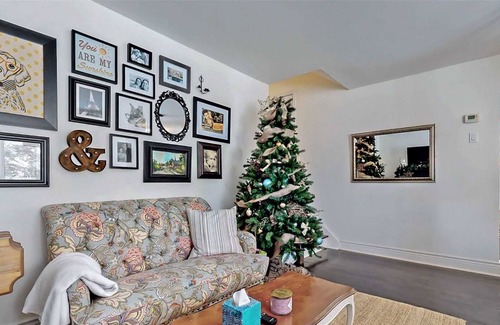 Aurora House | Beautiful detached bungalow in Aurora newly renovated