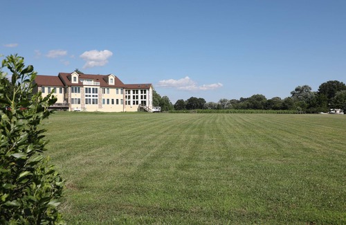 Issue House | Beautiful Estate on a Vineyard