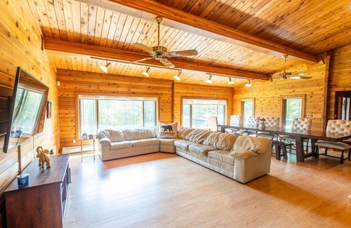 Fleischmanns Ski Chalet | Beautiful expansive ski chalet with hot tub less than 10m to Belleayre Mountain!
