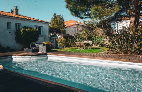 Chateau-d'Olonne Ski Chalet | Beautiful Family and Vacation Home with Pool – 8 Guests