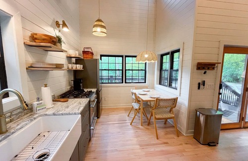 Bear Den Cabin | Beautiful fall leaves off the Blue Ridge Parkway!