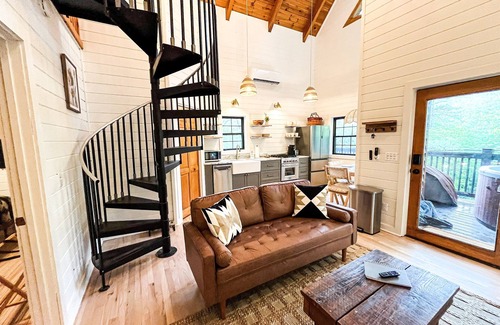 Bear Den Cabin | Beautiful fall leaves off the Blue Ridge Parkway!