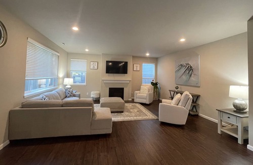 Covington House | Beautiful Family 4-Bedroom Home in Kent