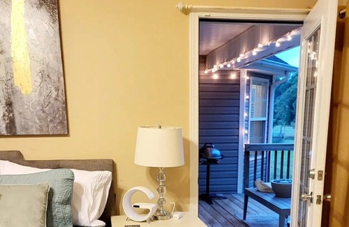 Burlington House | Beautiful family home near Elon & Greensboro, w/deck and firepit!