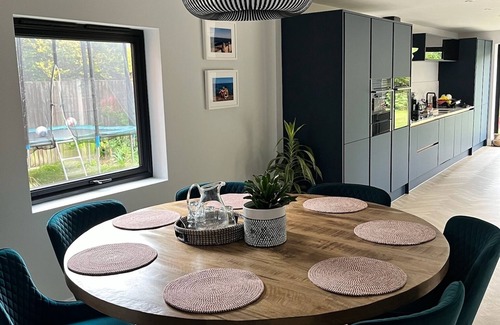 Wivenhoe House | Beautiful family house near river with hot tub