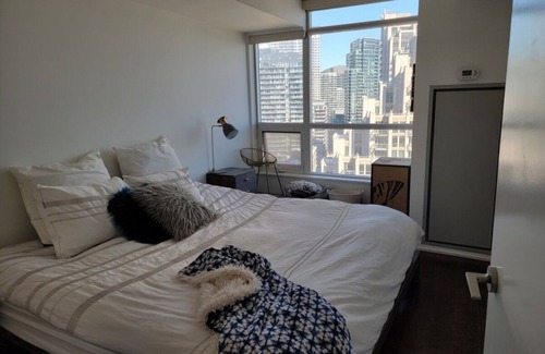 Niagara Condo | Beautiful Fort York CN Tower & Lake Views