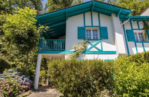 La Bastide-Clairence Apartment | Beautiful typical Basque apartment in residence with swimming pool