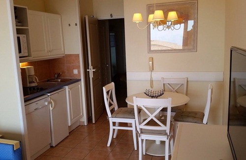 Les Issambres Apartment | Beautiful 2 room apartment in a quiet area overlooking the bay of St Tropez, large swimming pool.