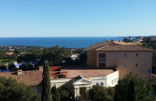 Les Issambres Apartment | Beautiful 2 room apartment in a quiet area overlooking the bay of St Tropez, large swimming pool.